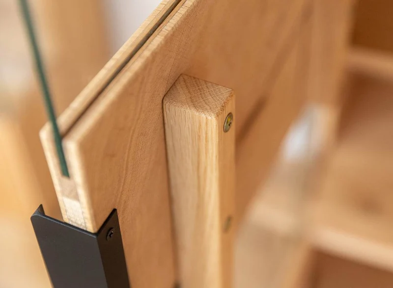 Beleuchtete Standvitrine aus massiver Eiche | Wohnzimmerschrank Tirano I mit Rückwand in grober Holzstruktur