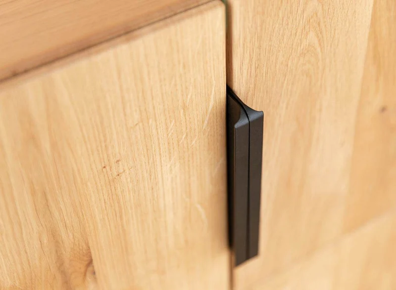 Beleuchtete Standvitrine aus massiver Eiche | Wohnzimmerschrank Tirano I mit Rückwand in grober Holzstruktur