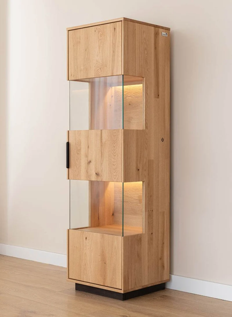 Beleuchtete Standvitrine aus massiver Eiche | Vitrine Tirano I mit Rückwand in grober Holzstruktur