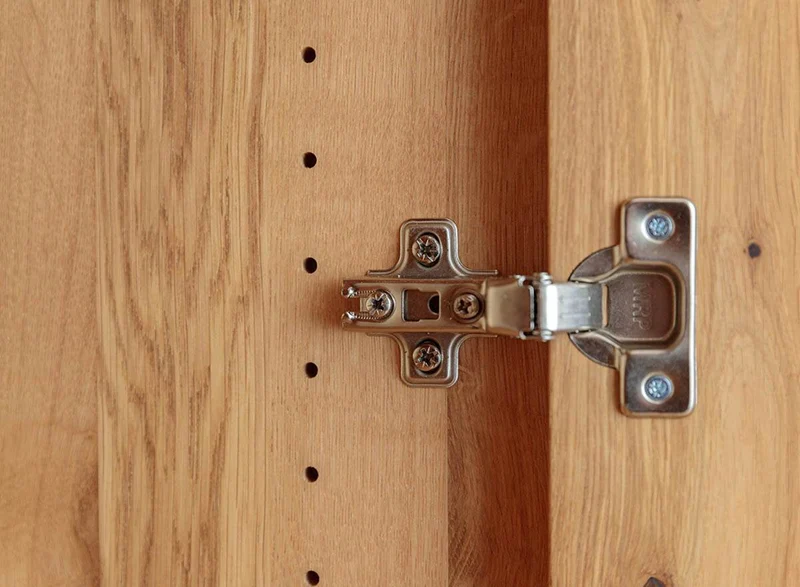 Minimalistischer Kleiderschrank aus geölter Wildeiche | Schmaler Skandi Schrank Simona mit zwei Schubladen
