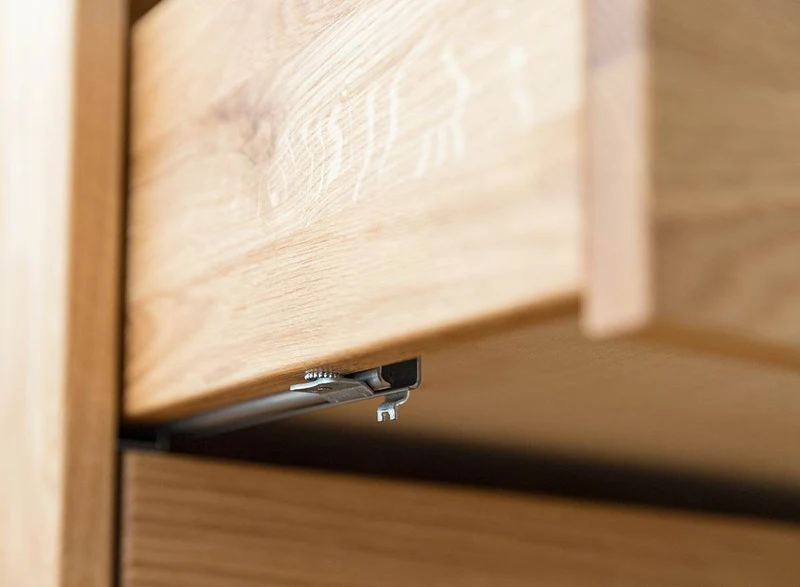 Minimalistischer Wäscheschrank aus geölter Wildeiche | Kleiner Skandi Kleiderschrank Simona mit zwei Schubladen