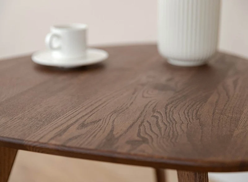 Minimalistischer Couchtisch aus massiver Eiche | Ovaler Beistelltisch Orbetello Tabacco in zwei Größen