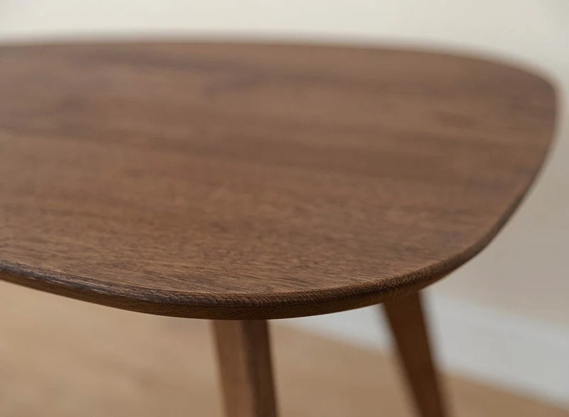 Minimalistischer Couchtisch aus massiver Eiche | Ovaler Beistelltisch Orbetello Tabacco in zwei Größen