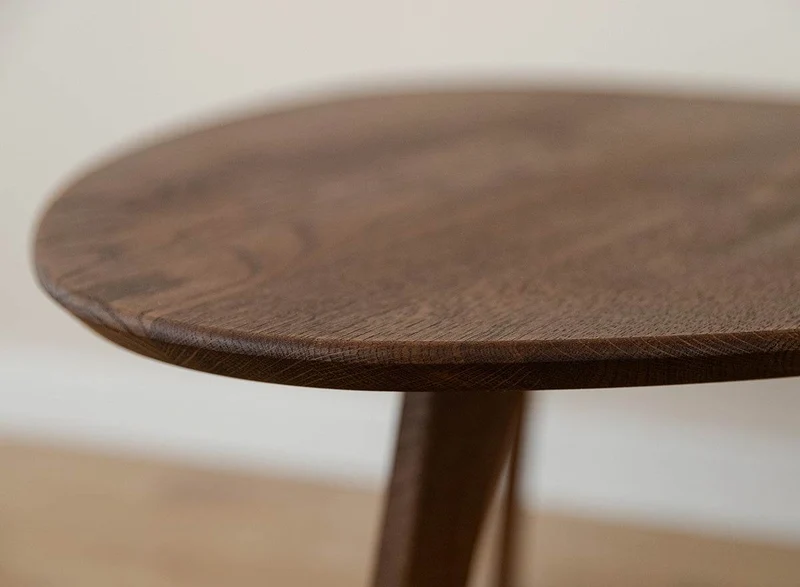 Minimalistischer Couchtisch aus massiver Eiche | Ovaler Beistelltisch Orbetello Tabacco in zwei Größen