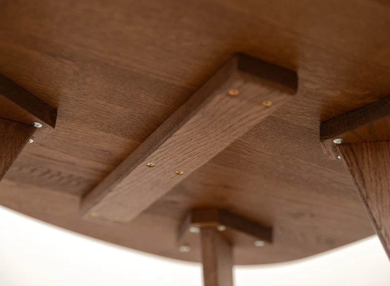 Minimalistischer Couchtisch aus massiver Eiche | Ovaler Beistelltisch Orbetello Tabacco in zwei Größen
