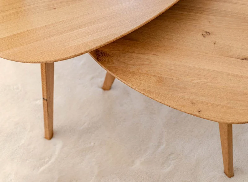 Minimalistischer Couchtisch aus massiver Eiche | Ovaler Beistelltisch Orbetello in zwei Größen