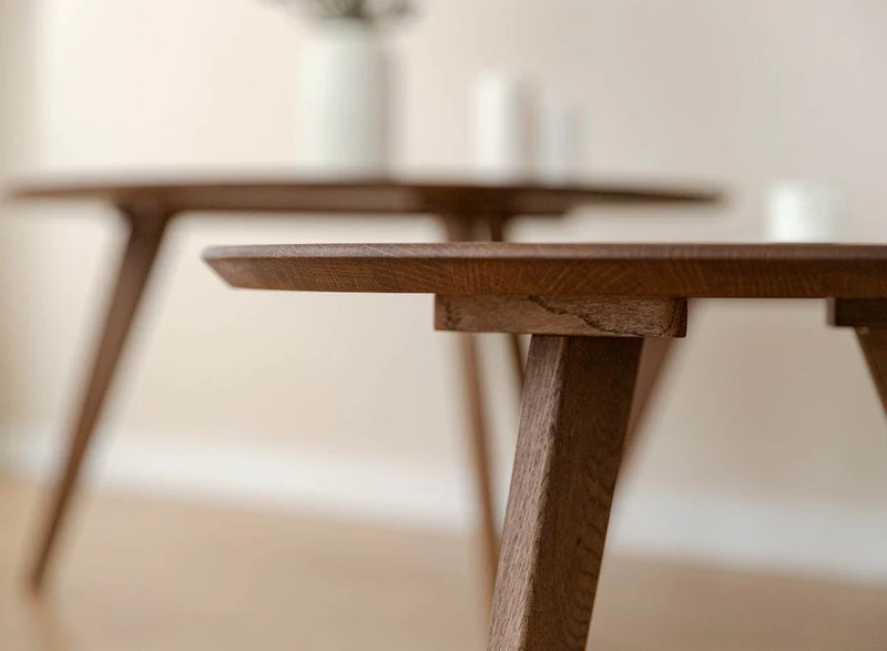 Minimalistischer Couchtisch aus massiver Eiche | Runder Beistelltisch Orbetello Tabacco in drei Größen