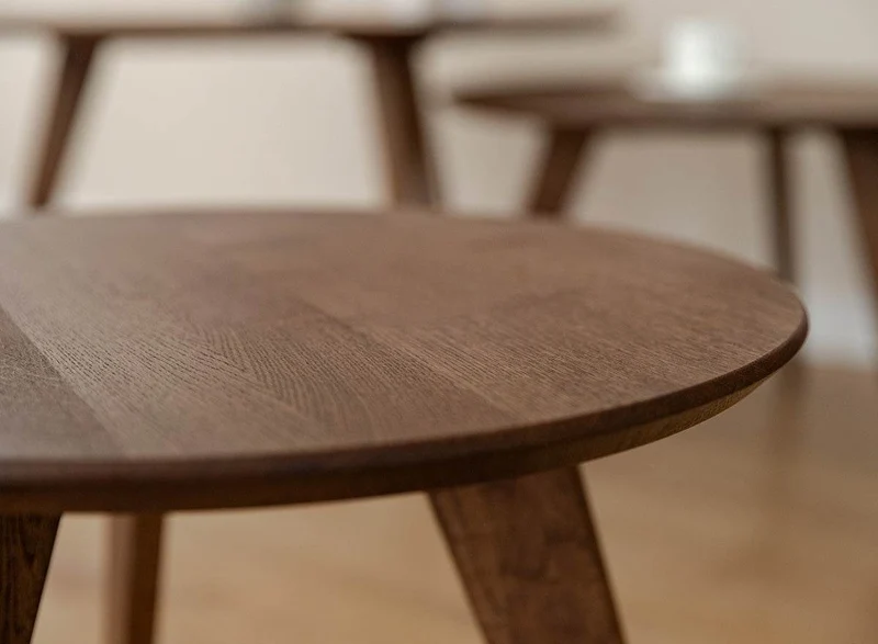 Minimalistischer Couchtisch aus massiver Eiche | Runder Beistelltisch Orbetello Tabacco in drei Größen