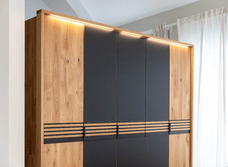 Moderner Kleiderschrank aus massiver Wildeiche | Beleuchteter Schrank Ravello 5 mit Glastür