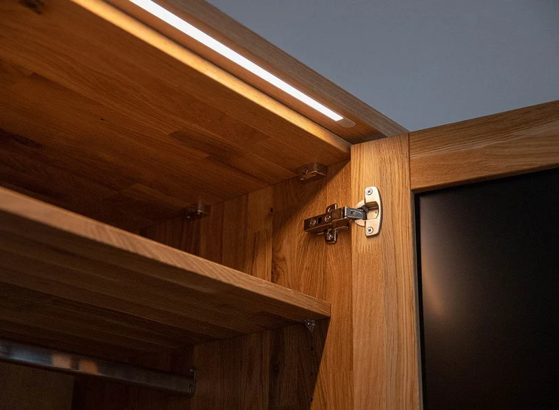 Moderner Kleiderschrank aus massiver Wildeiche | Beleuchteter Schrank Ravello 5 mit Glastür