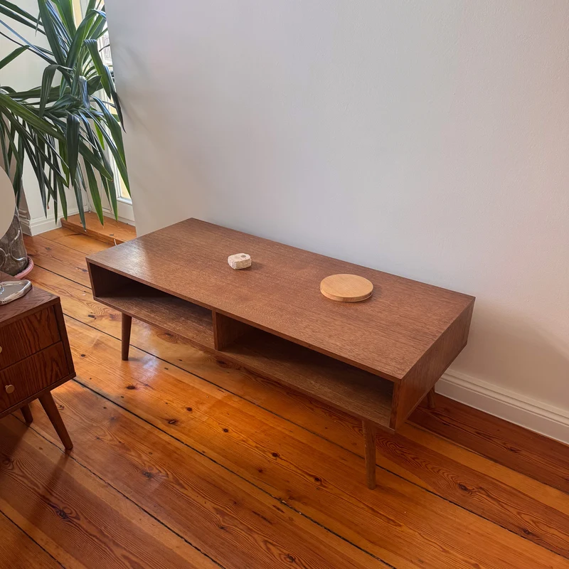 Couchtisch PAST - Versand innerhalb von 2–3 Tagen.