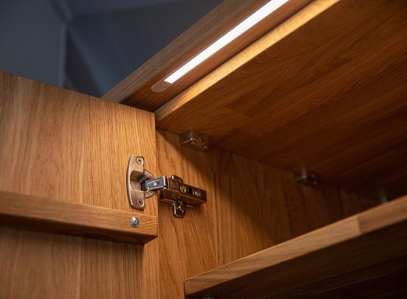 Moderner Kleiderschrank aus massiver Wildeiche | Beleuchteter Schrank Ravello 3