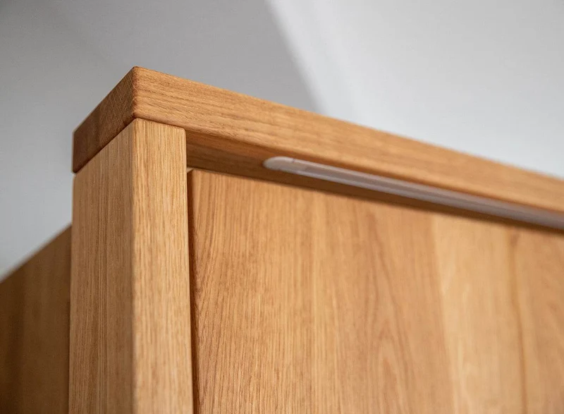 Moderner Kleiderschrank aus massiver Wildeiche | Beleuchteter Schrank Ravello 2