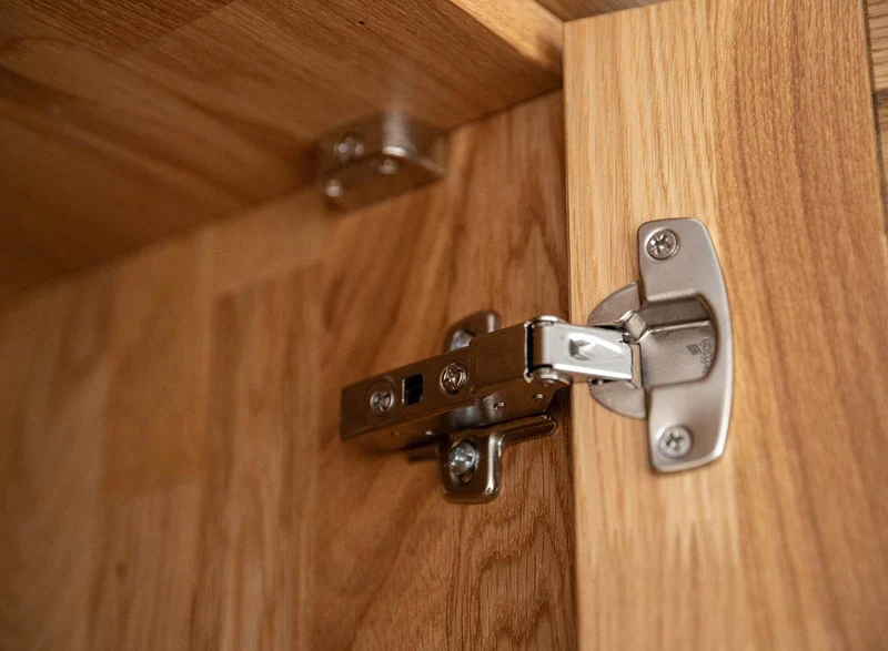 Moderner Kleiderschrank aus massiver Wildeiche | Beleuchteter Schrank Ravello 2