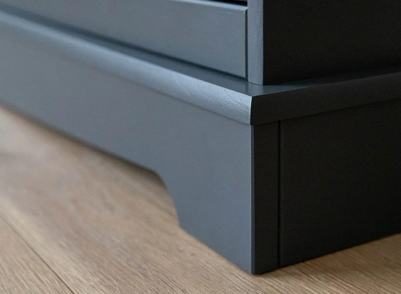Nachtkonsole Belluno Elegante aus Massivholz