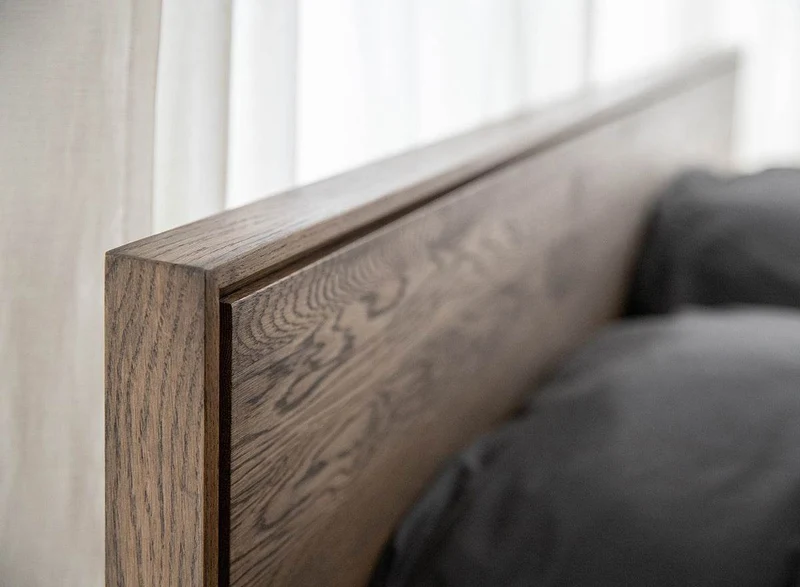 Modernes Bett Adria aus massiver Eiche in verschiedenen Größen