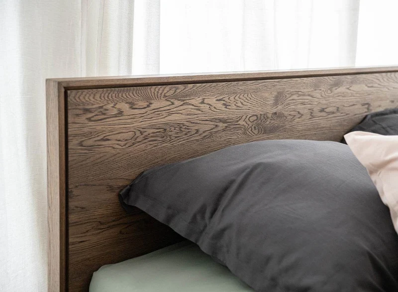 Modernes Bett Adria aus massiver Eiche in verschiedenen Größen