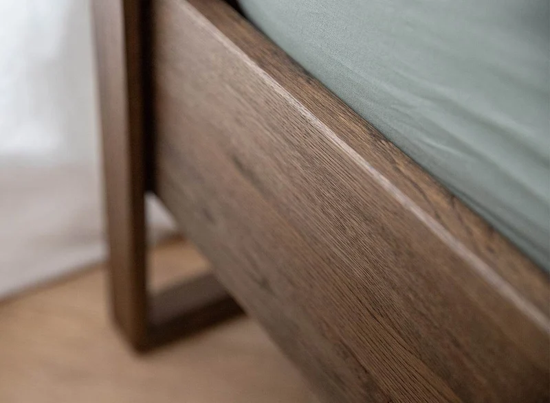 Modernes Bett Adria aus massiver Eiche in verschiedenen Größen