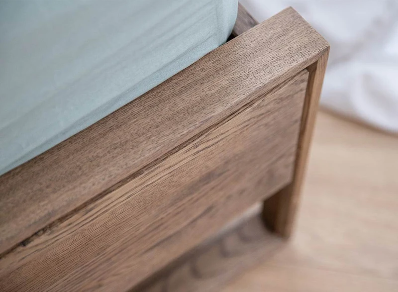 Modernes Bett Adria aus massiver Eiche in verschiedenen Größen