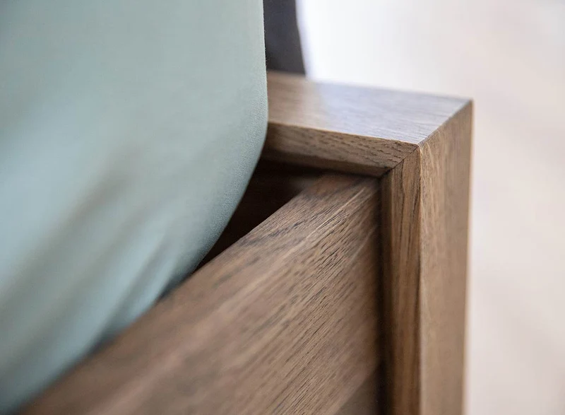 Modernes Bett Adria aus massiver Eiche in verschiedenen Größen