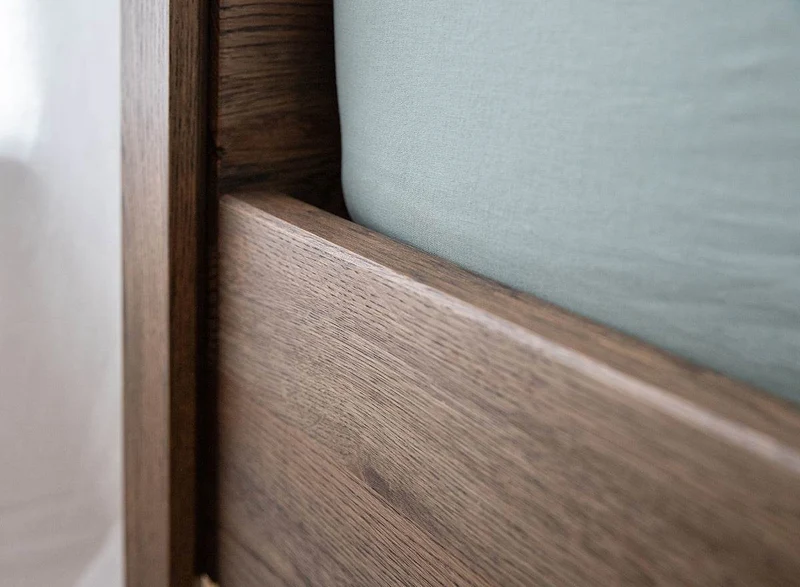 Modernes Bett Adria aus massiver Eiche in verschiedenen Größen