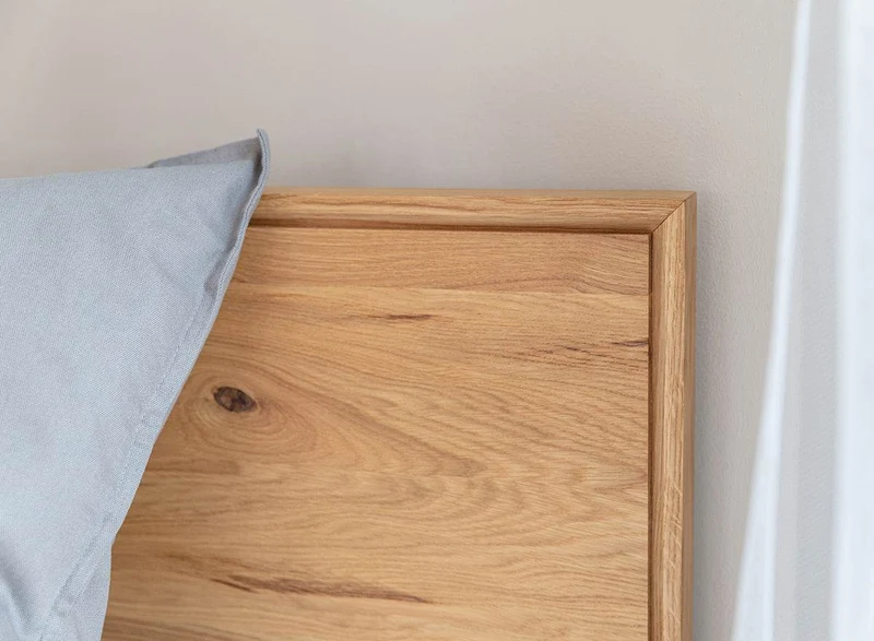 Modernes Bett Adria aus massiver Eiche in verschiedenen Größen