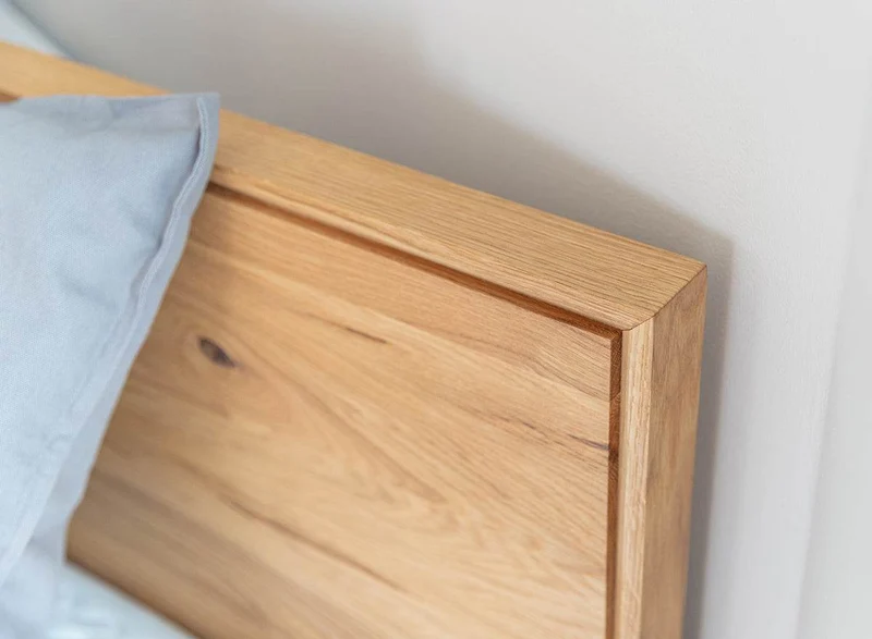 Modernes Bett Adria aus massiver Eiche in verschiedenen Größen