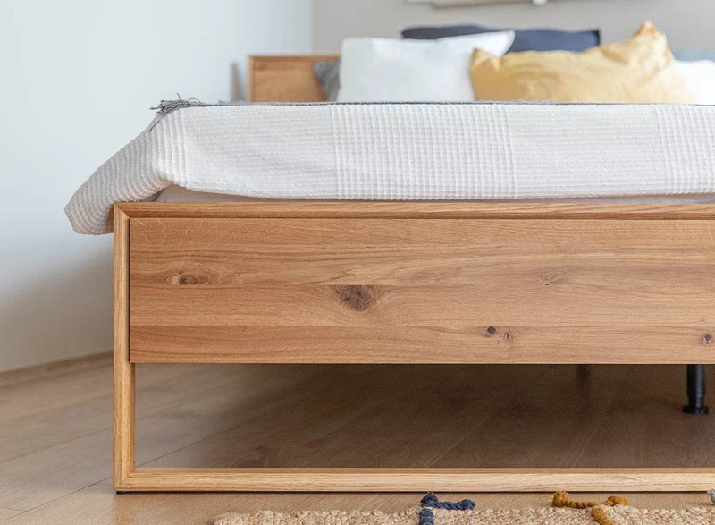 Modernes Bett Adria aus massiver Eiche in verschiedenen Größen