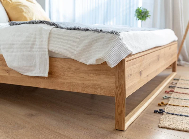 Modernes Bett Adria aus massiver Eiche in verschiedenen Größen