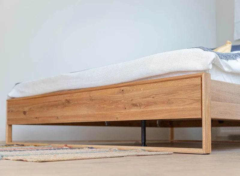 Modernes Bett Adria aus massiver Eiche in verschiedenen Größen
