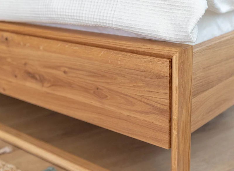Modernes Bett Adria aus massiver Eiche in verschiedenen Größen