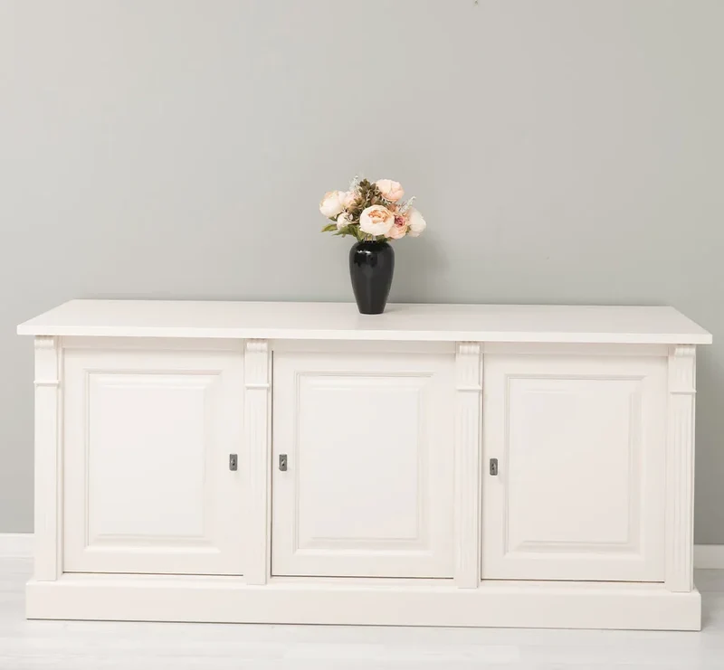 Dreitüriges Sideboard aus Massivholz mit Ornamenten