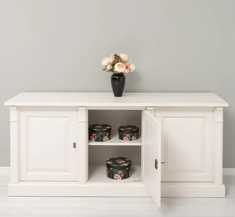 Dreitüriges Sideboard aus Massivholz mit Ornamenten