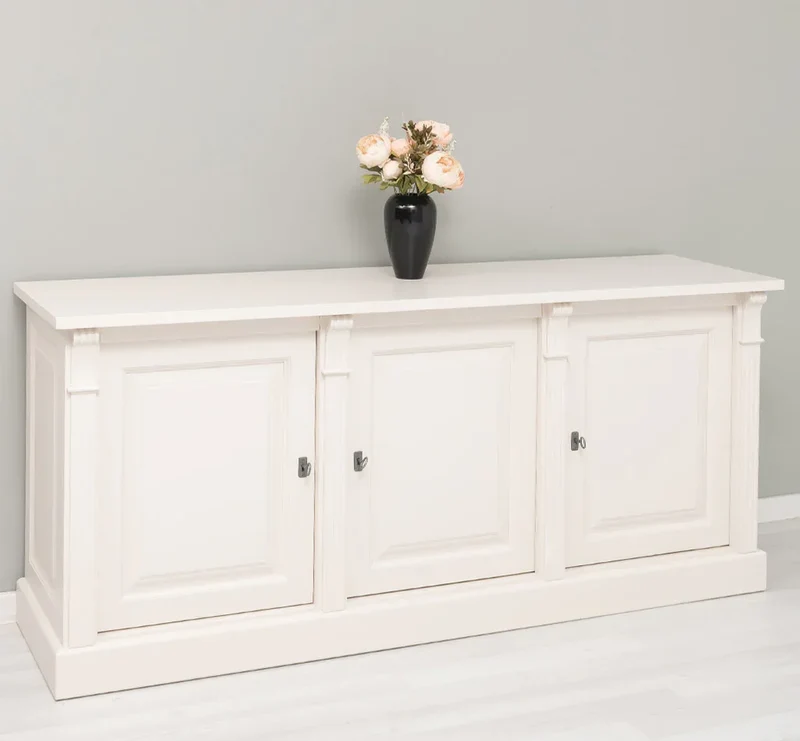 Dreitüriges Sideboard aus Massivholz mit Ornamenten