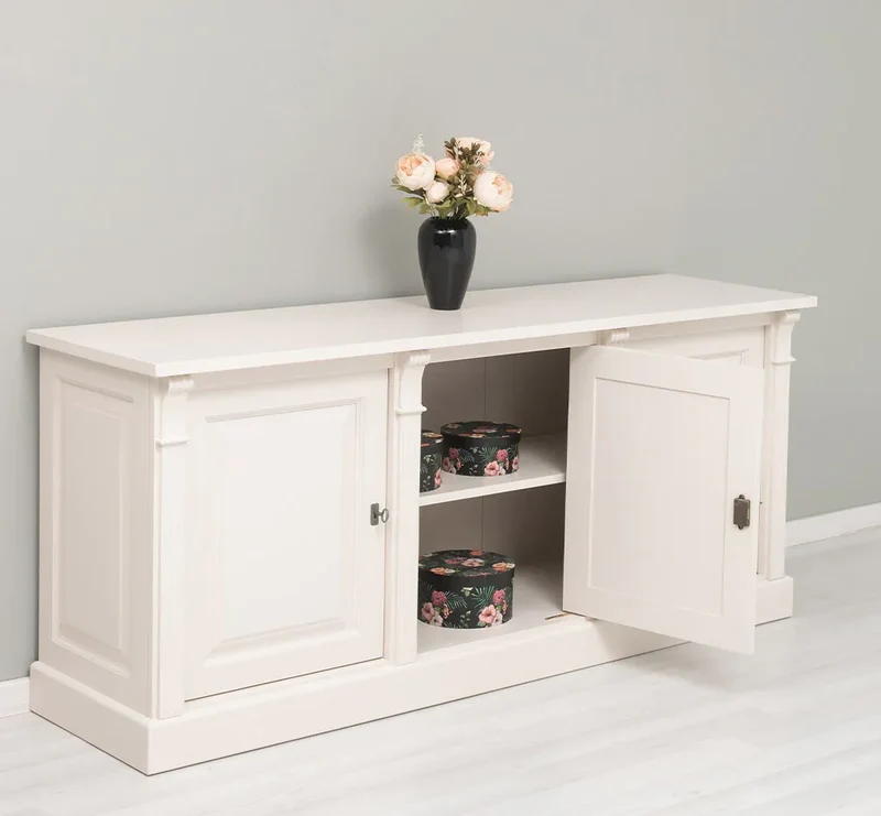 Dreitüriges Sideboard aus Massivholz mit Ornamenten
