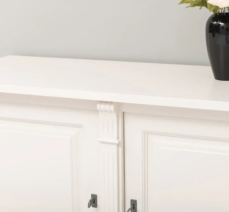 Dreitüriges Sideboard aus Massivholz mit Ornamenten
