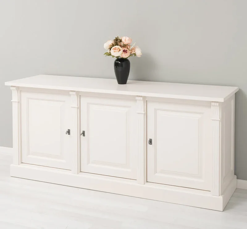 Dreitüriges Sideboard aus Massivholz mit Ornamenten
