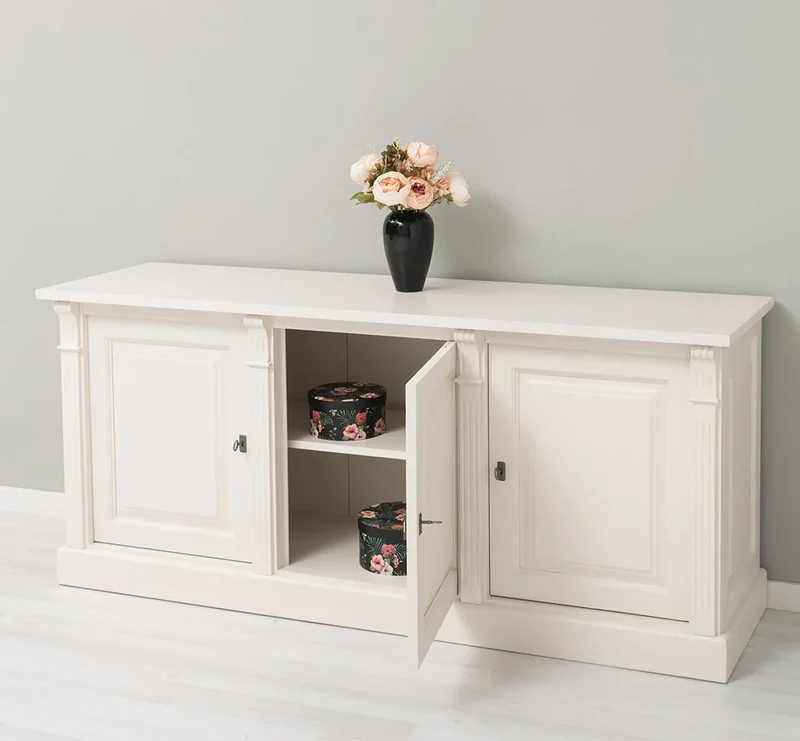 Dreitüriges Sideboard aus Massivholz mit Ornamenten