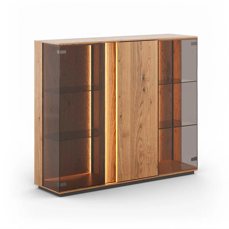 Beleuchtetes Vitrinen Sideboard Collodi aus massiver Wildeiche mit Rückwand in grober Holzstruktur