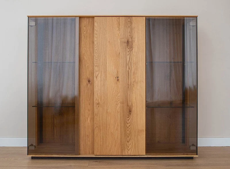 Beleuchtetes Vitrinen Sideboard Collodi aus massiver Wildeiche mit Rückwand in grober Holzstruktur