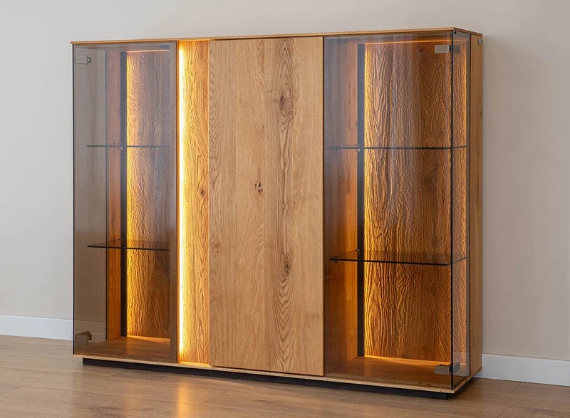 Beleuchtetes Vitrinen Sideboard Collodi aus massiver Wildeiche mit Rückwand in grober Holzstruktur