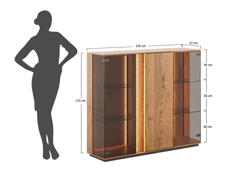 Beleuchtetes Vitrinen Sideboard Collodi aus massiver Wildeiche mit Rückwand in grober Holzstruktur