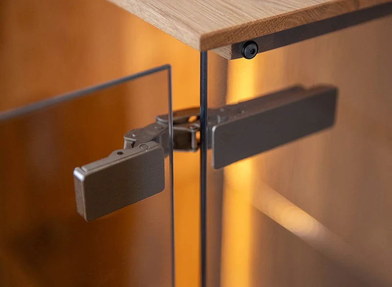 Beleuchtetes Vitrinen Sideboard Collodi aus massiver Wildeiche mit Rückwand in grober Holzstruktur
