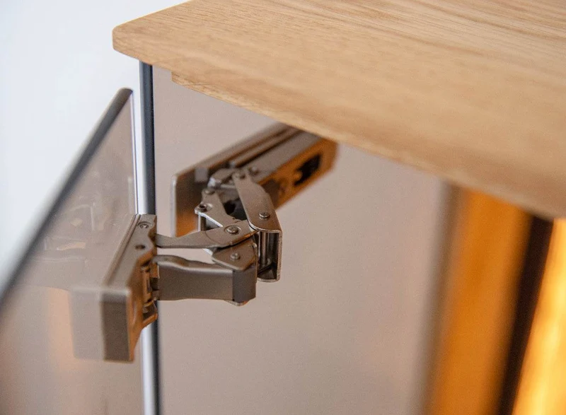 Beleuchtetes Vitrinen Sideboard Collodi aus massiver Wildeiche mit Rückwand in grober Holzstruktur