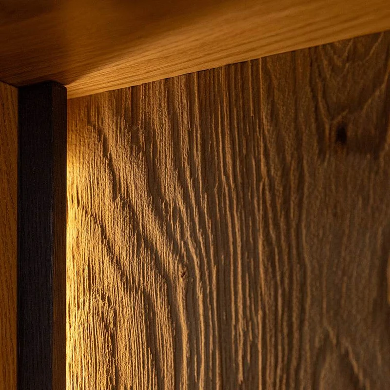 Beleuchtetes Sideboard Collodi aus massiver Wildeiche mit Rückwand in grober Holzstruktur