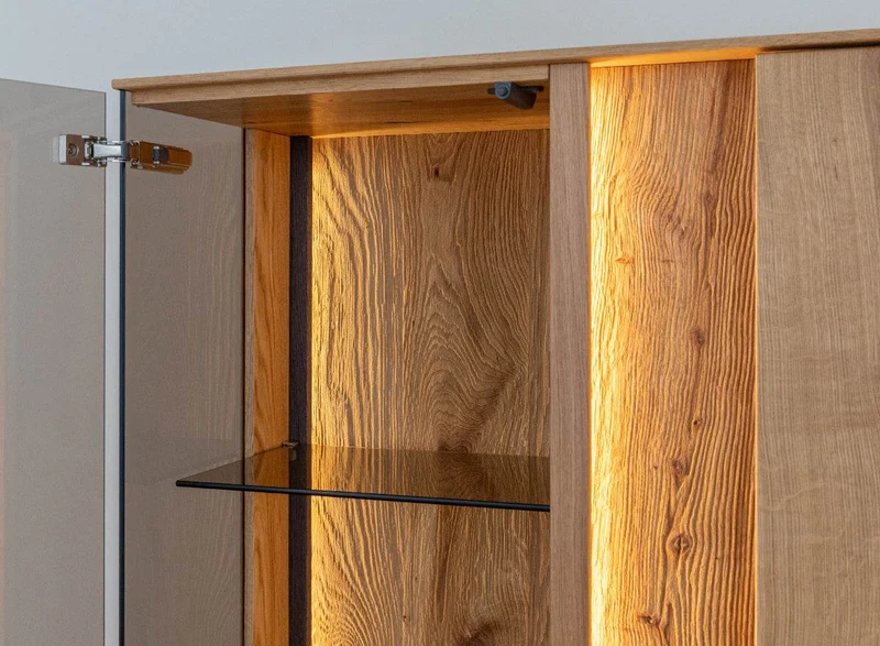 Beleuchtetes Sideboard Collodi aus massiver Wildeiche mit Rückwand in grober Holzstruktur