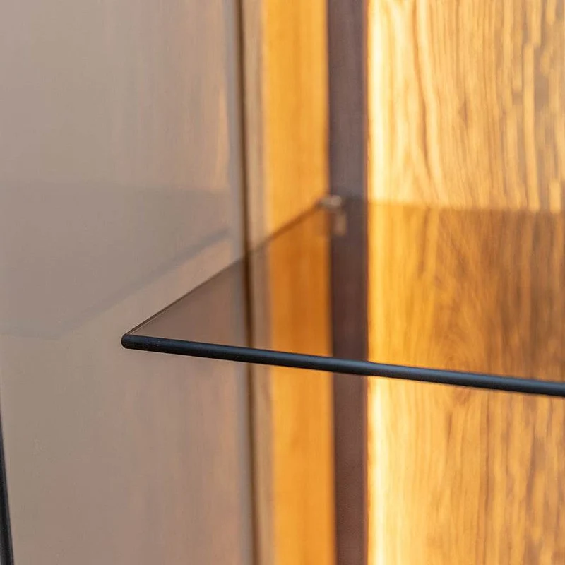 Beleuchtetes Sideboard Collodi aus massiver Wildeiche mit Rückwand in grober Holzstruktur