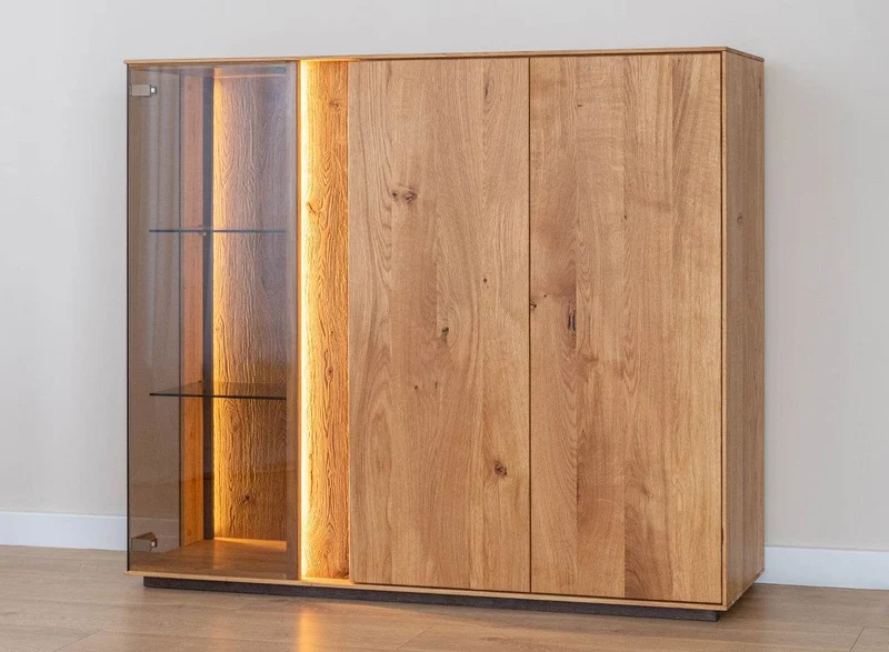 Beleuchtetes Sideboard Collodi aus massiver Wildeiche mit Rückwand in grober Holzstruktur