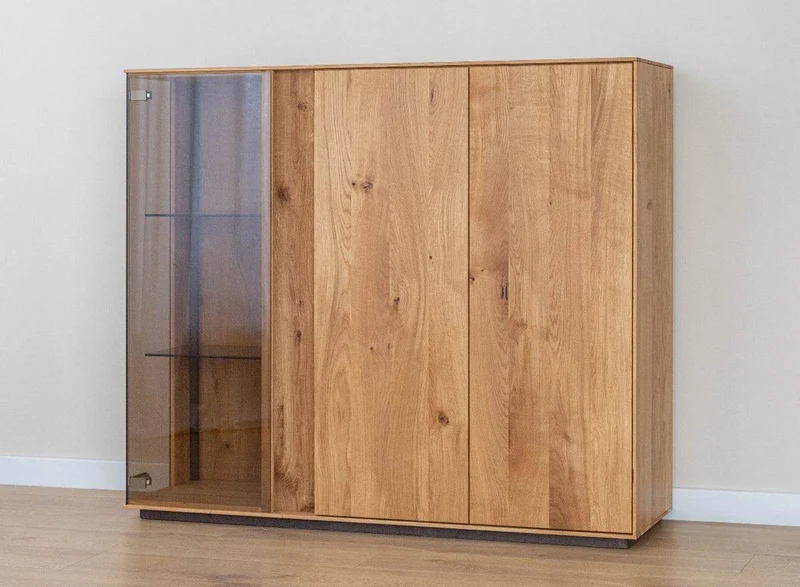 Beleuchtetes Sideboard Collodi aus massiver Wildeiche mit Rückwand in grober Holzstruktur
