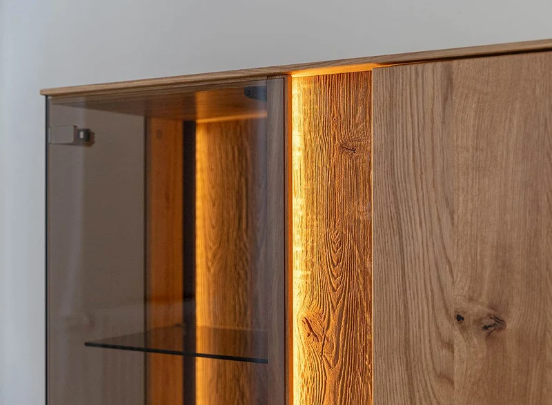 Beleuchtetes Sideboard Collodi aus massiver Wildeiche mit Rückwand in grober Holzstruktur